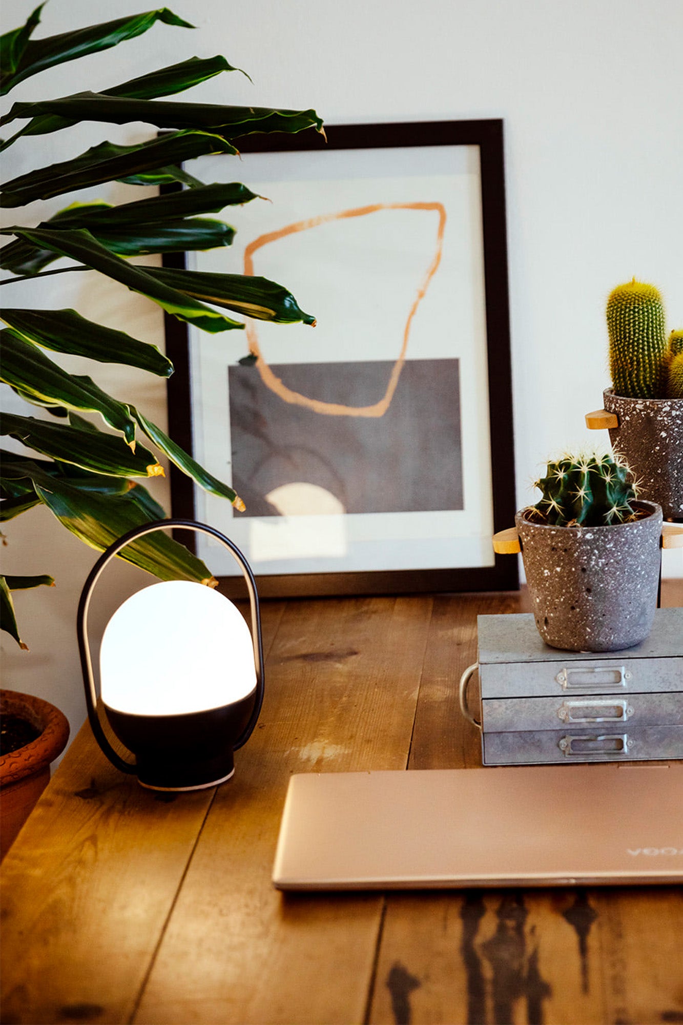 TAKE AWAY Black portable lamp