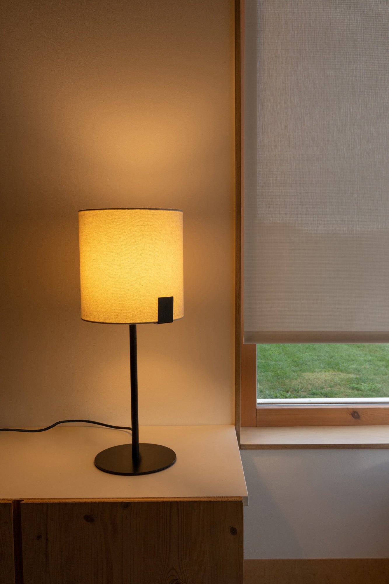 NILA Black and off white table lamp