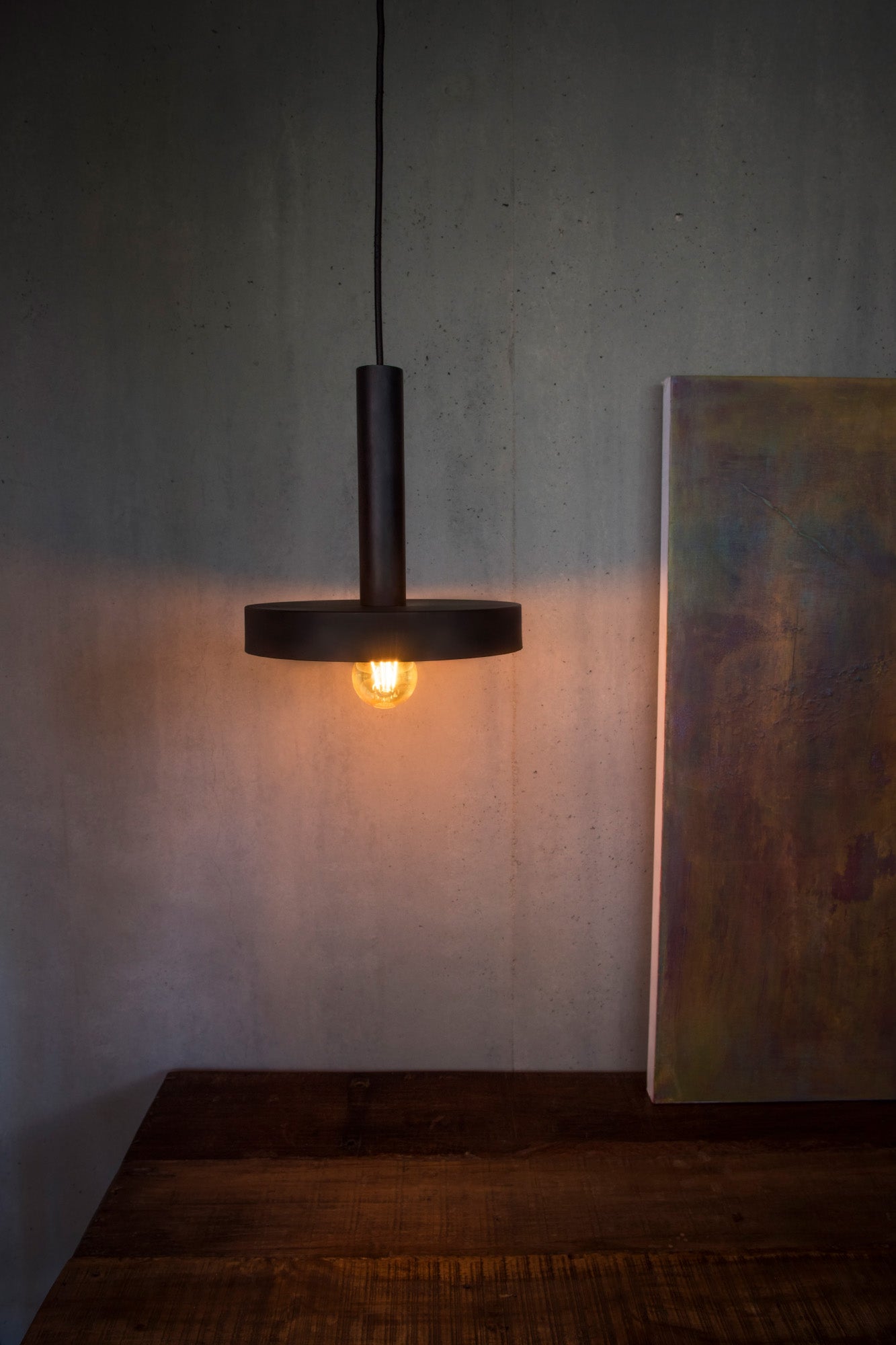 WHIZZ Black and satin gold pendant lamp