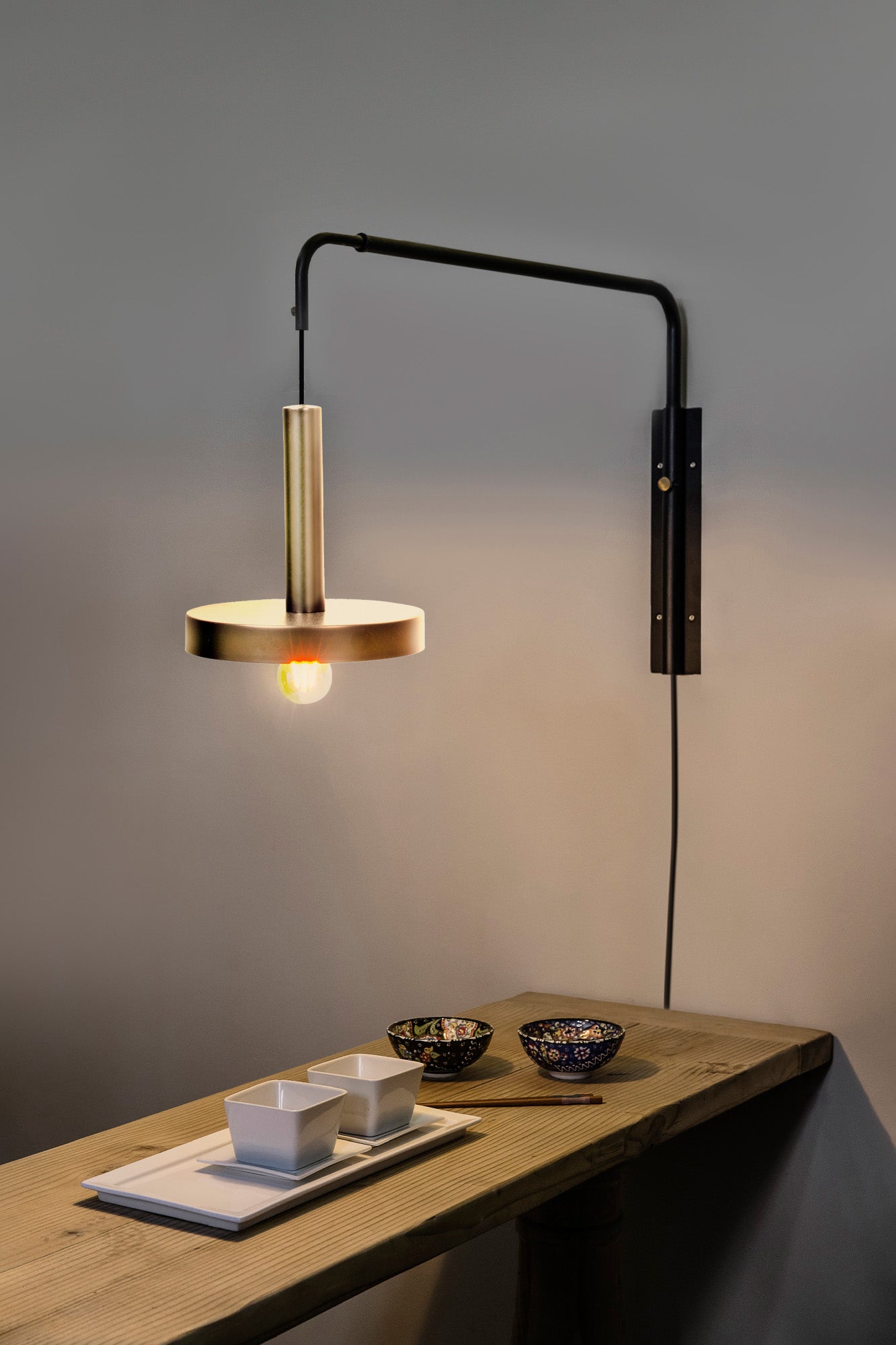 WHIZZ Satin gold and black extensible wall lamp