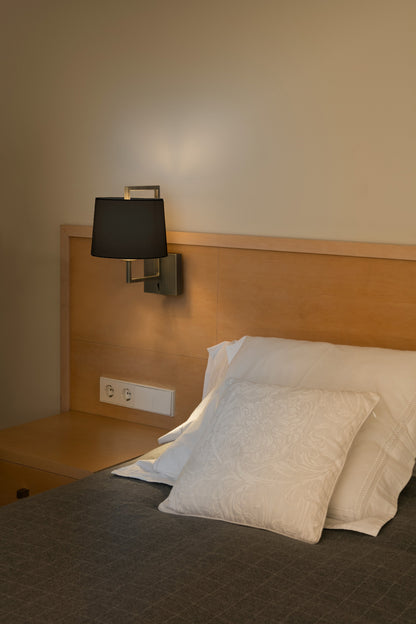 FRAME Old gold/black wall lamp