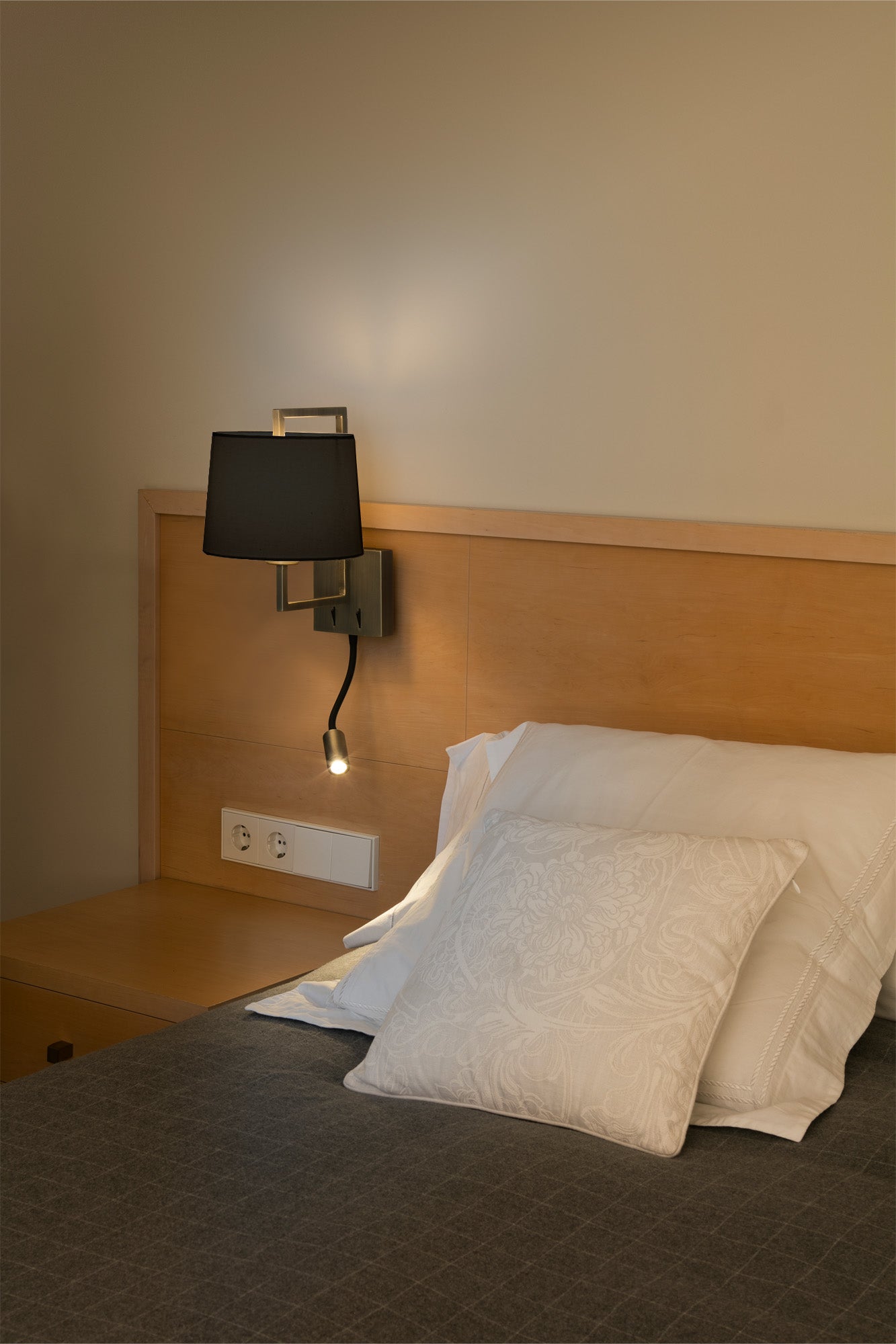 FRAME Old gold/black wall lamp with reader