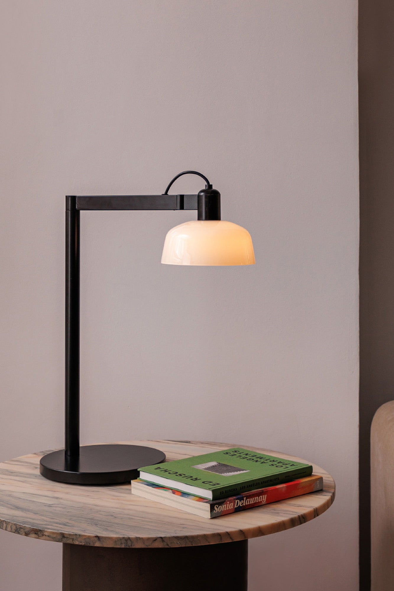 TATAWIN White glass table lamp