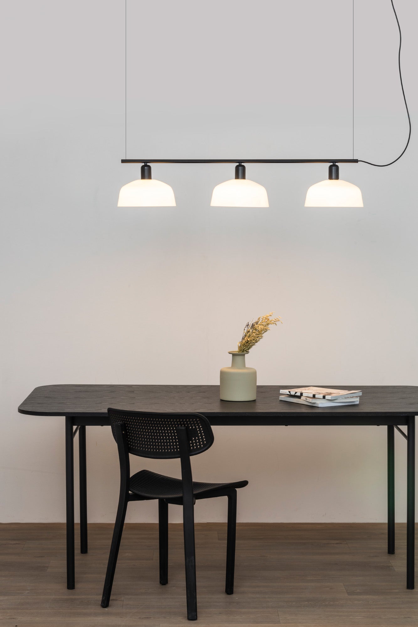 TATAWIN M White glass lineal pendant lamp
