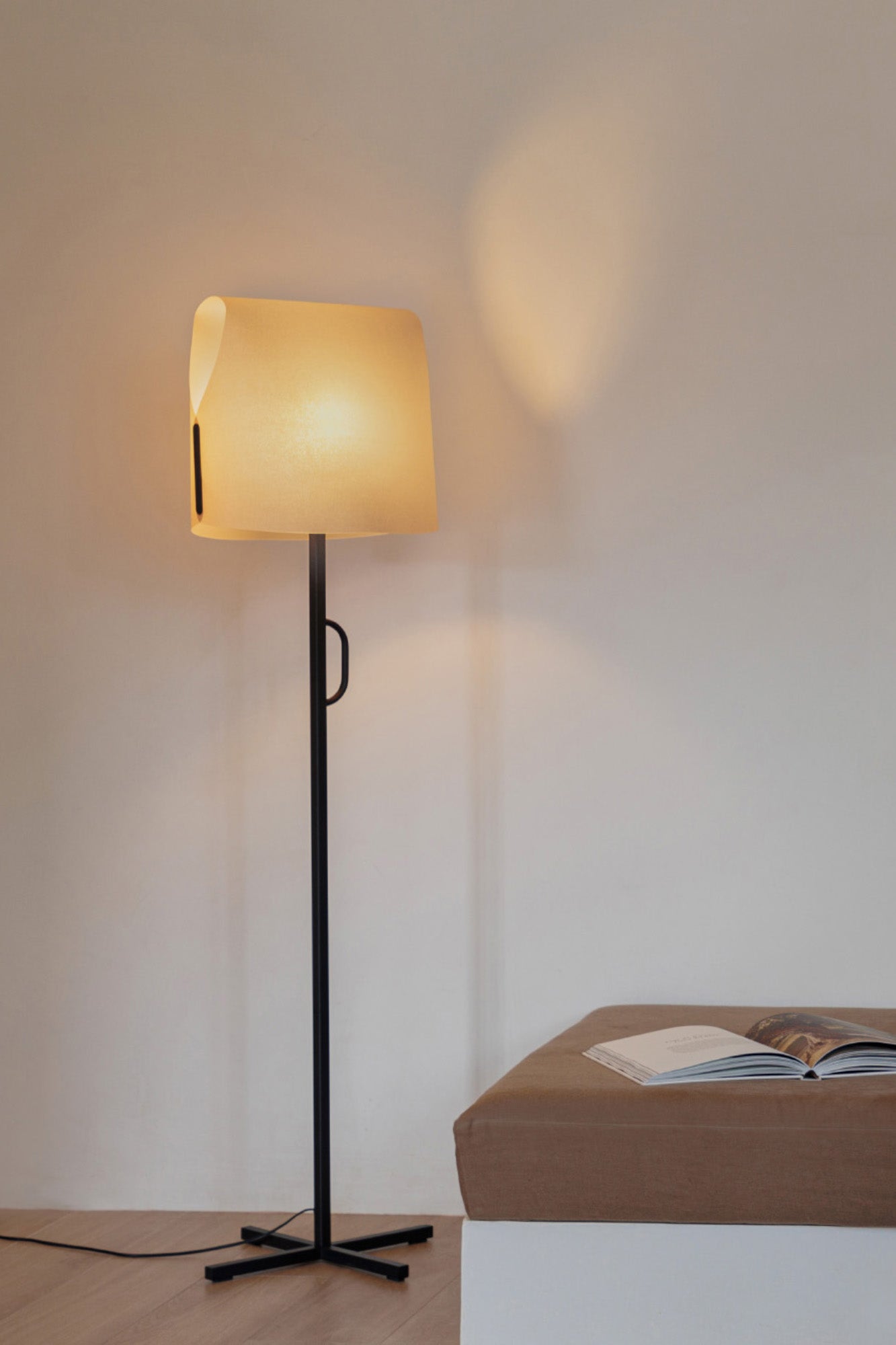 LUANG Black/camel floor lamp