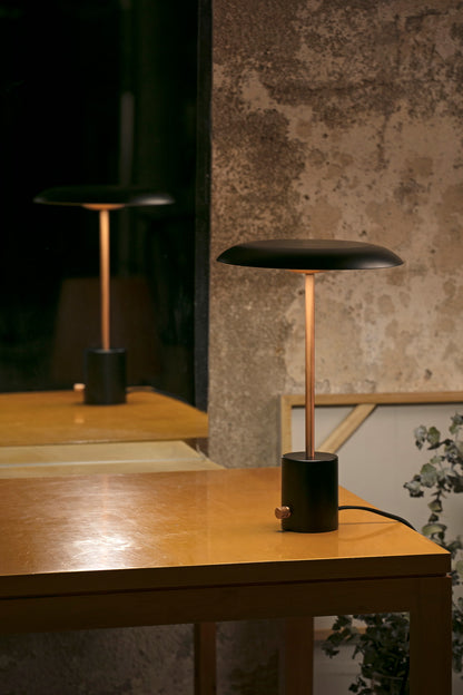 HOSHI Black and brushed copper table lamp