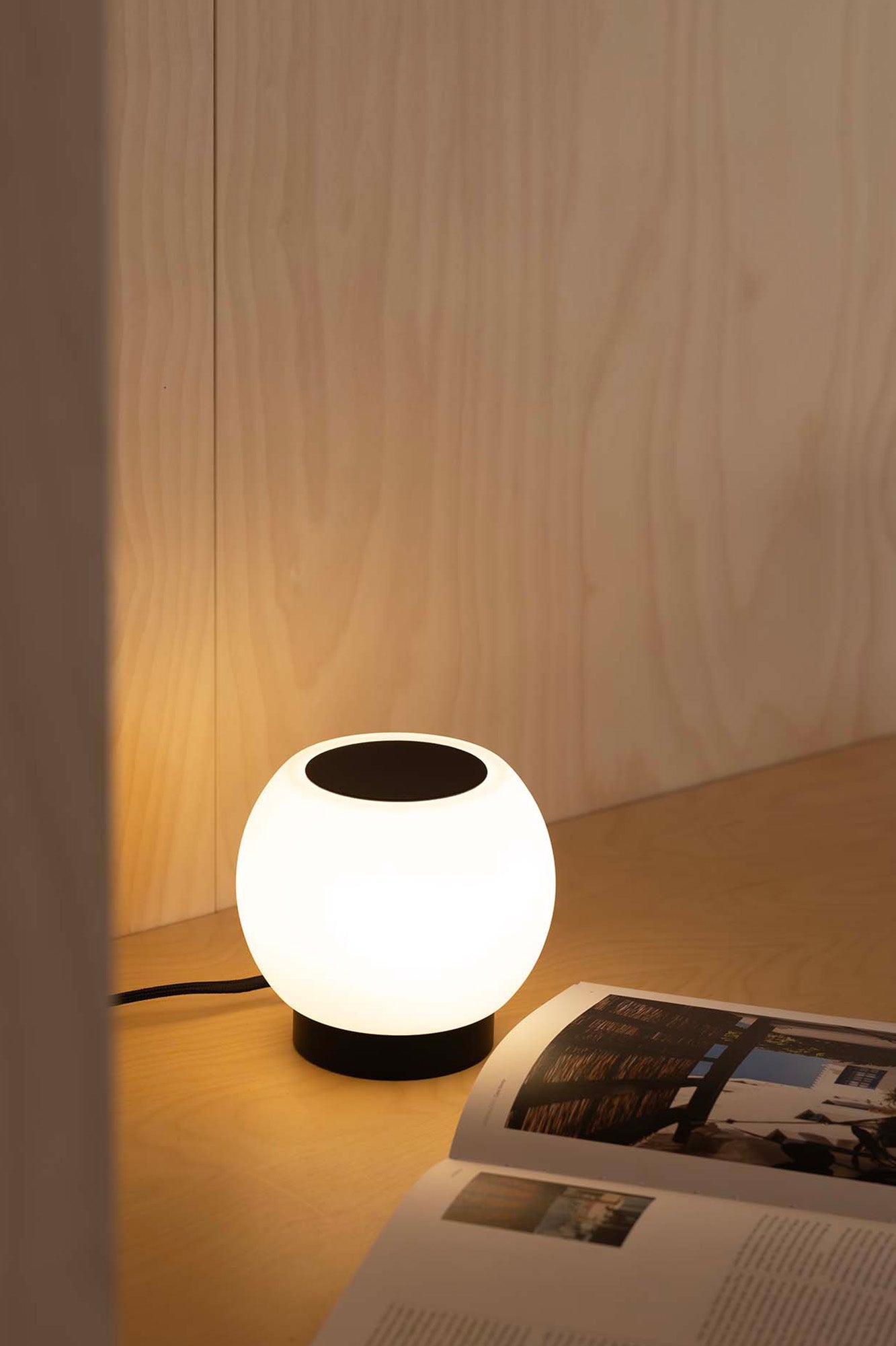 MOY Black table lamp