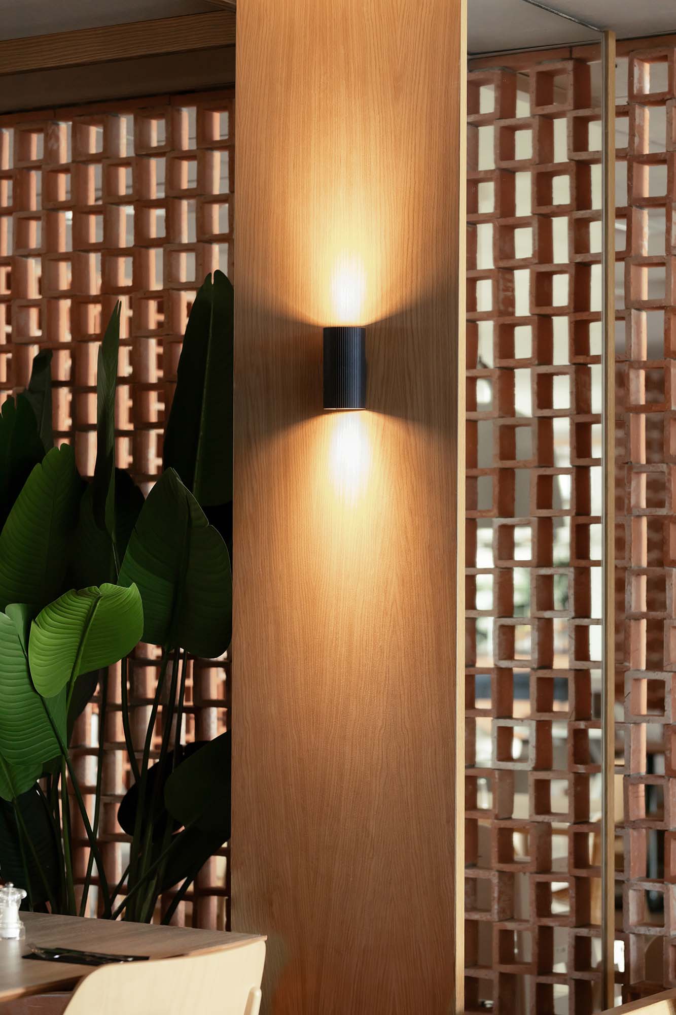 SOLE 2L Black round wall lamp fluted