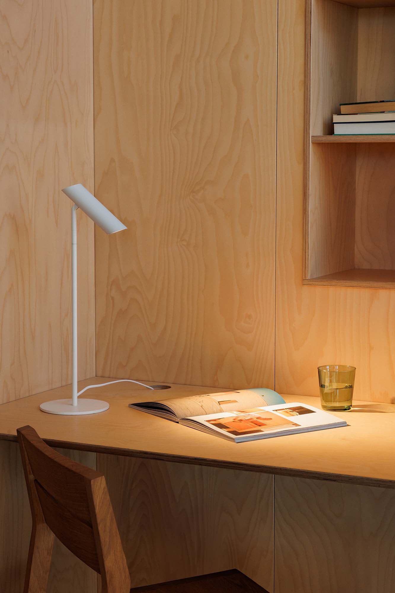 LEO White table lamp