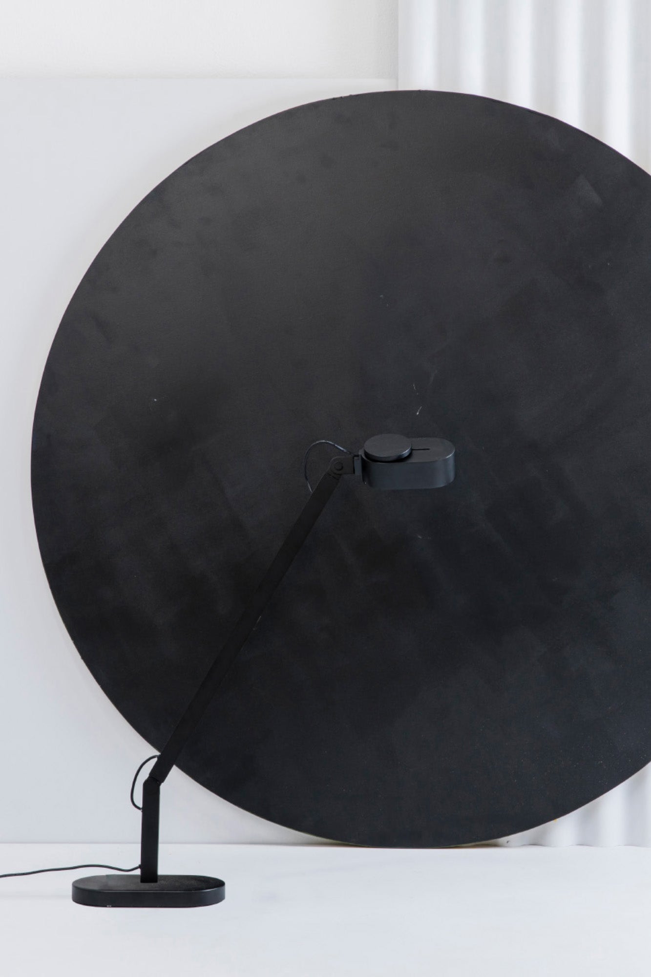 INVITING Black table lamp
