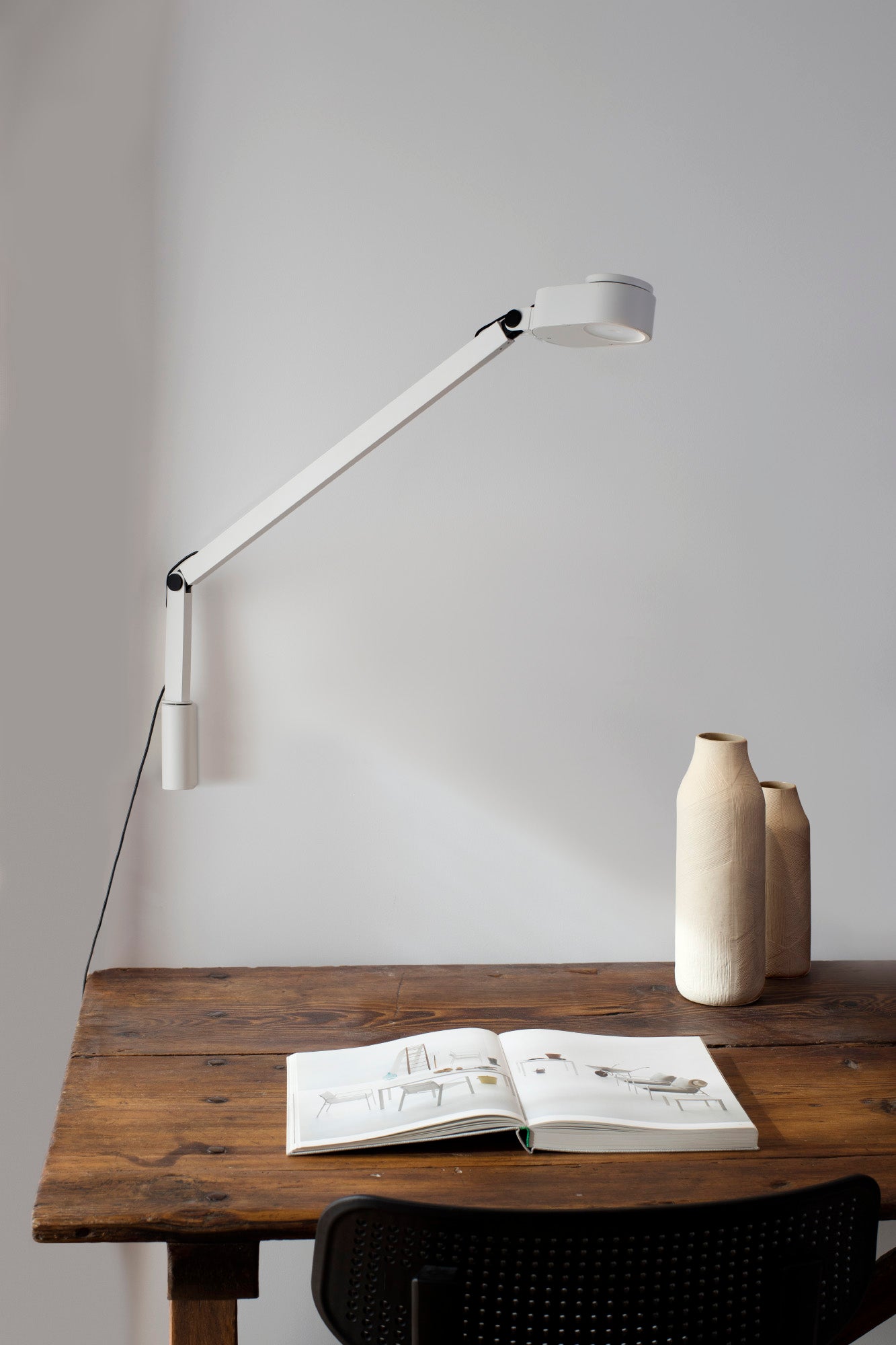 INVITING White wall lamp arm