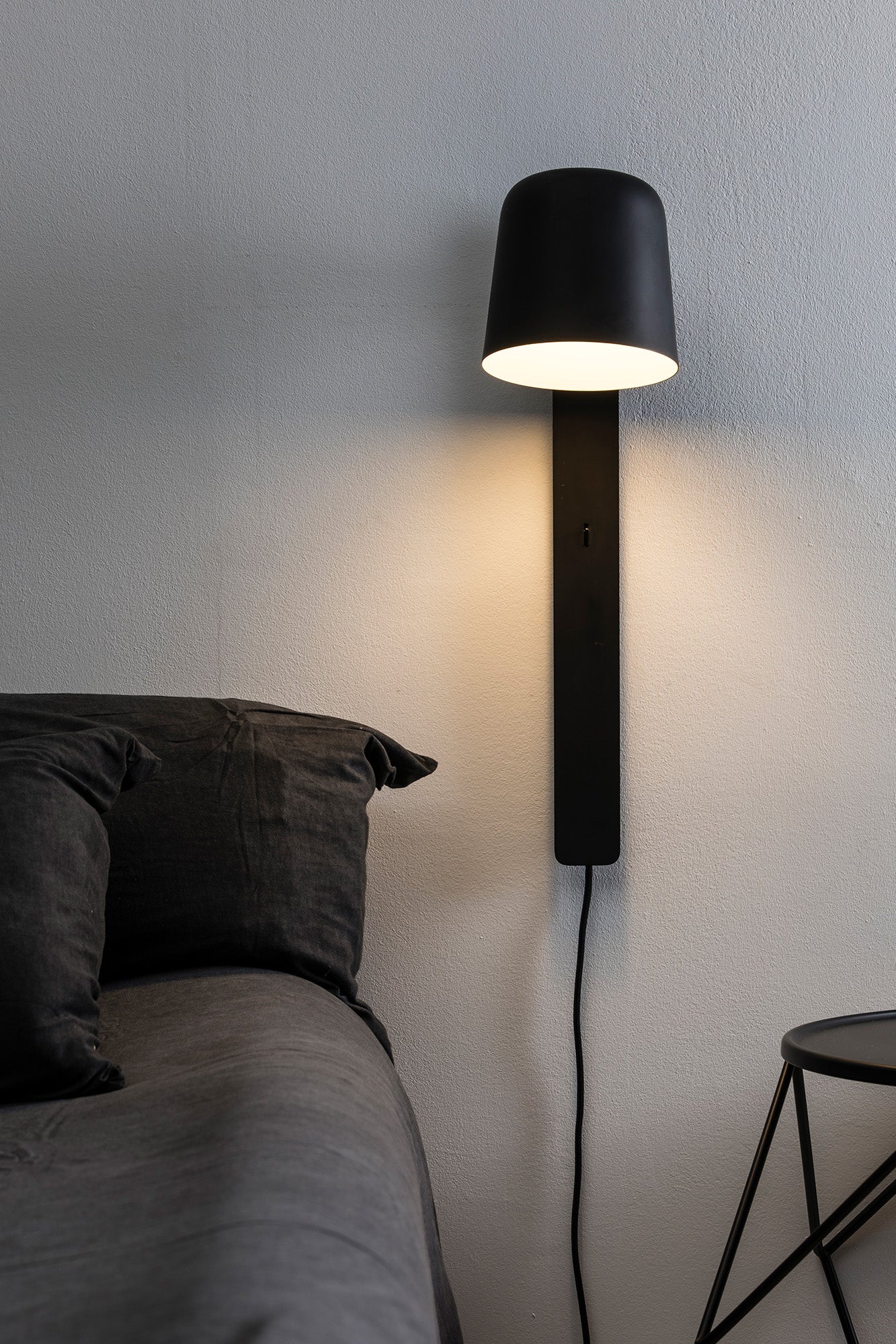 TILA Black wall lamp