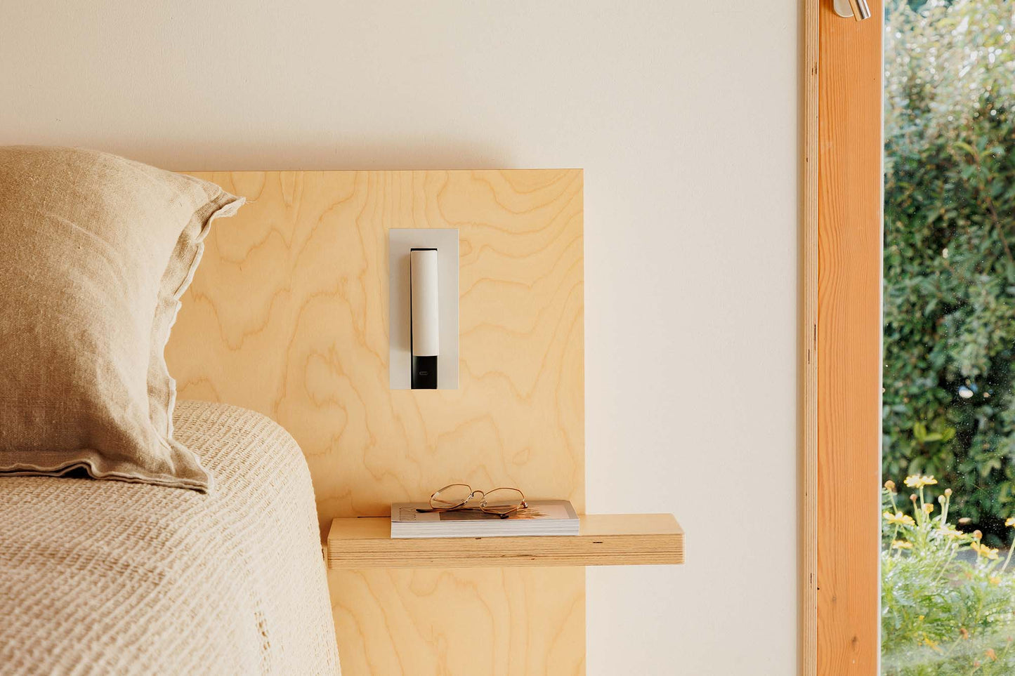 GABO USB C White wall lamp reader