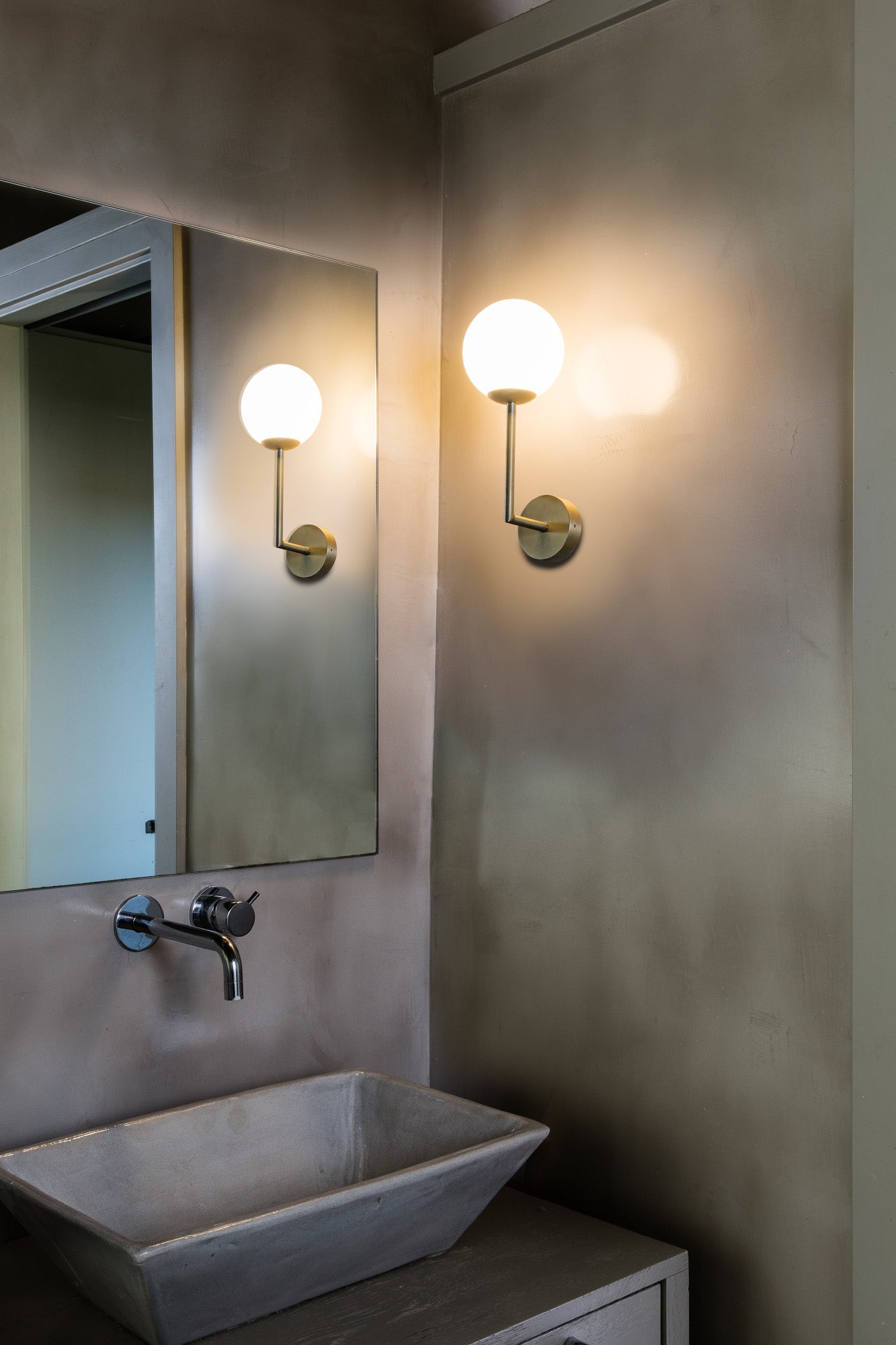 GALA Satin gold wall lamp