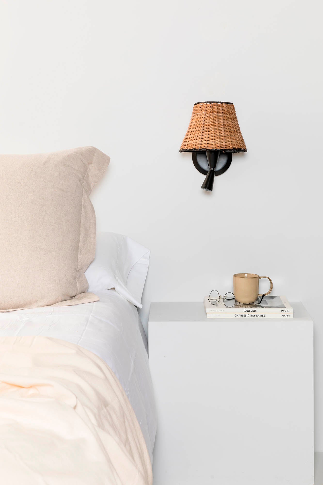 SUMBA Black/rattan table lamp with reader
