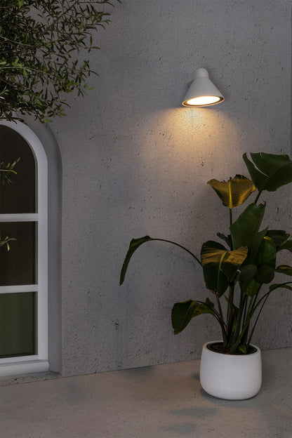 PALS is a wall luminaire for outdoor lighting designed by Faro Lab. Made of aluminum, it has IP65 that gives it high protection against rain and solid bodies. It has a shock resistance of IK06 and can also be found in dark gray.