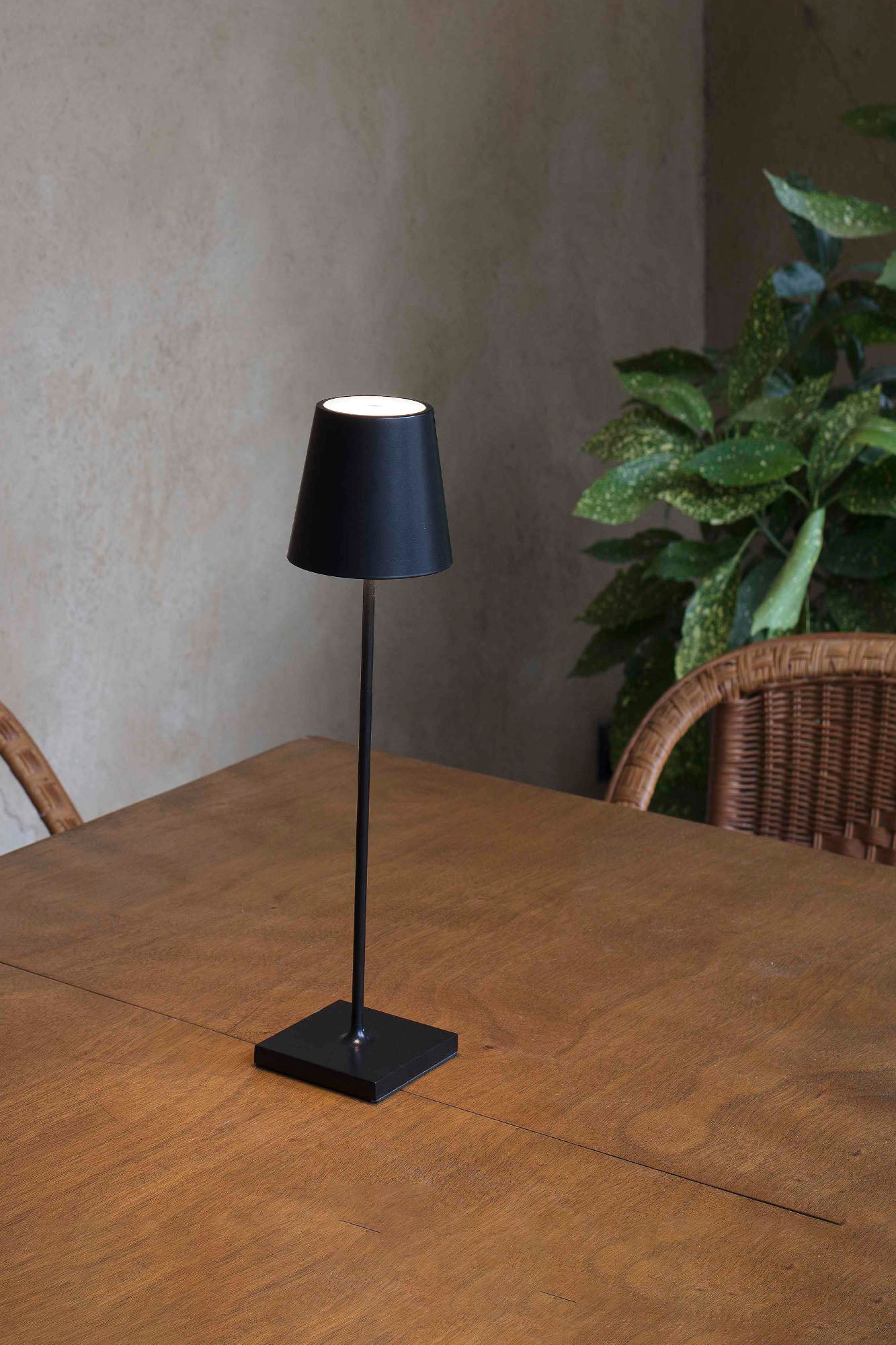 TOC 380 Black portable lamp