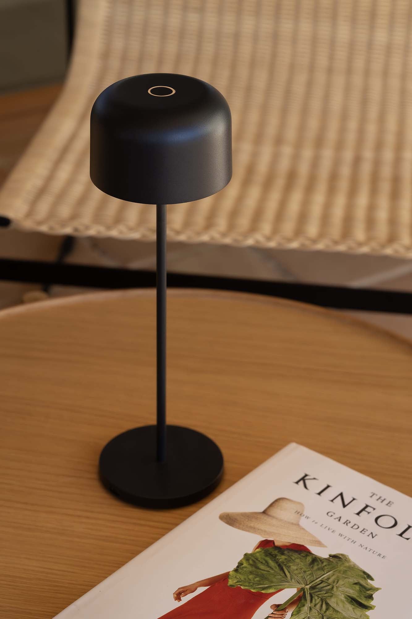 MAVIS 360 must kaasaskantav lamp