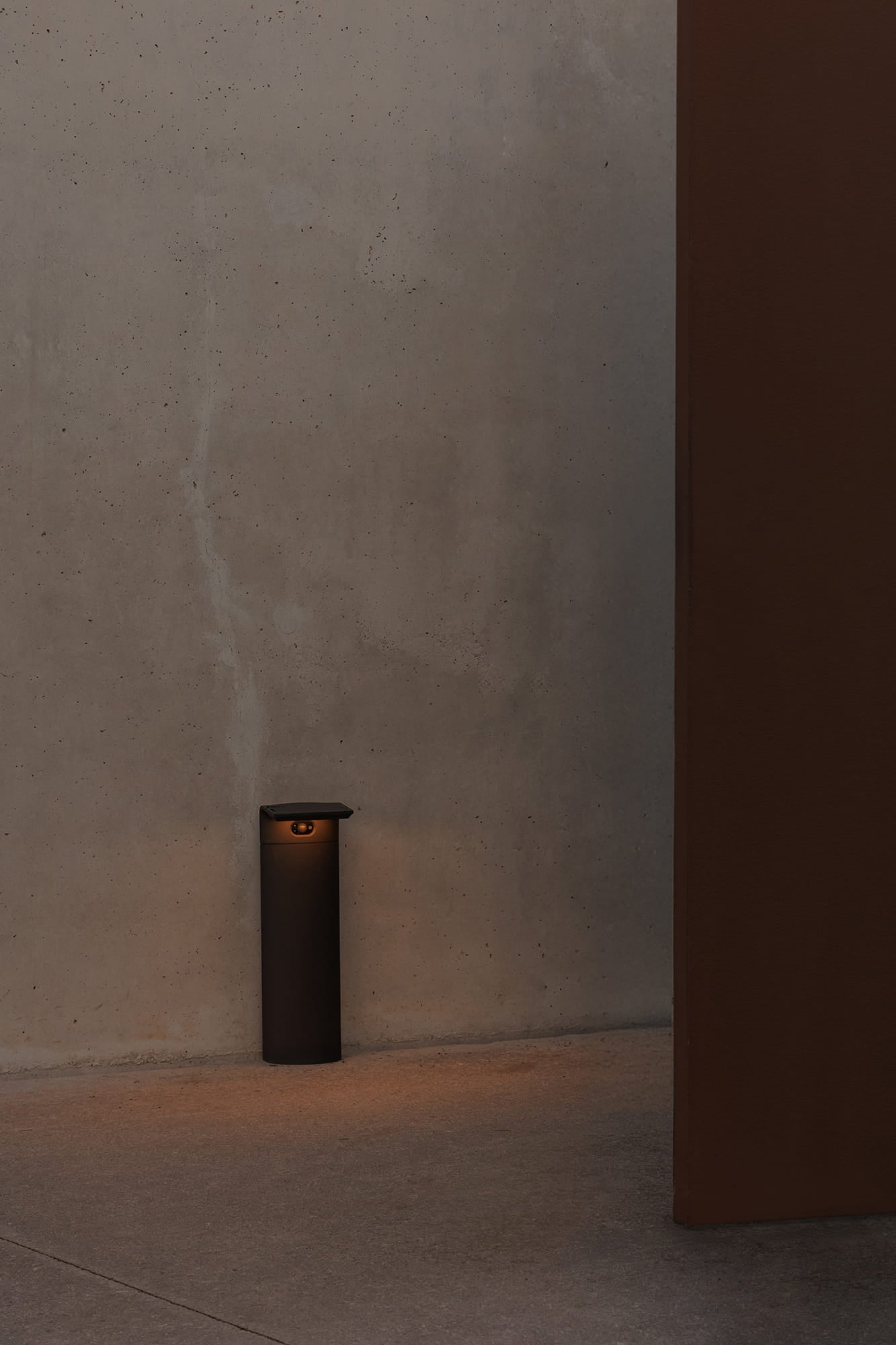 LUMA M Dark grey bollard